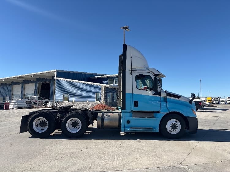 2020 Freightliner Cascadia — photo 8