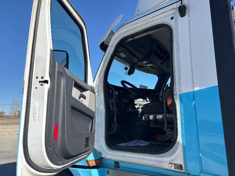 2020 Freightliner Cascadia — photo 9