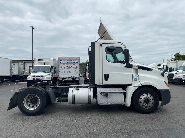 2020 Freightliner Cascadia — photo 8