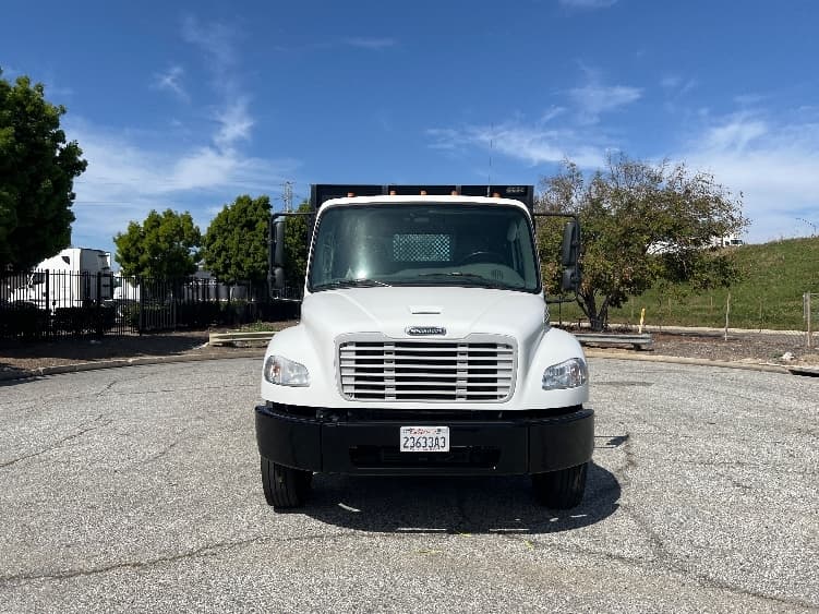 2021 Freightliner M2 106 — photo 2