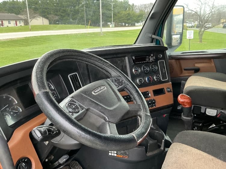 2021 Freightliner Cascadia — photo 10