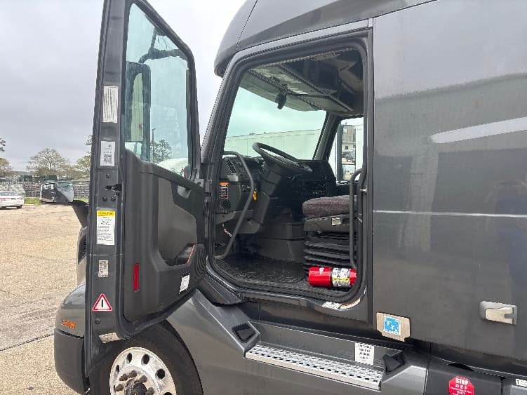 2020 Volvo VNL 760 — photo 9