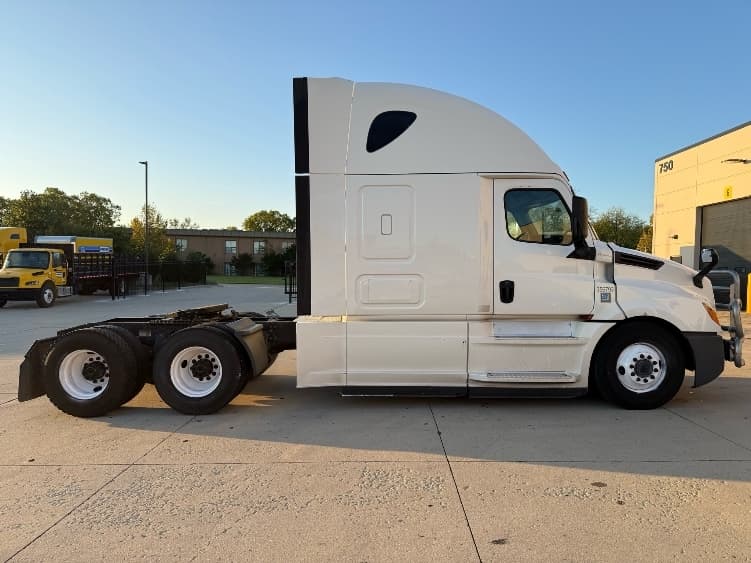 2020 Freightliner Cascadia — photo 8
