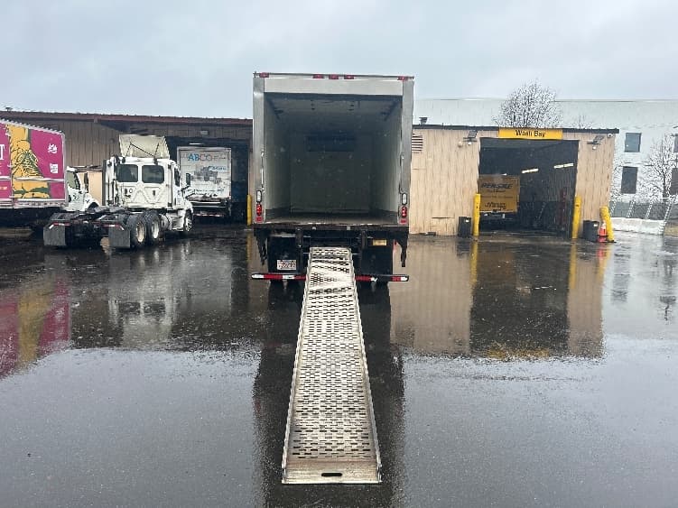 2020 Hino 268 — photo 9