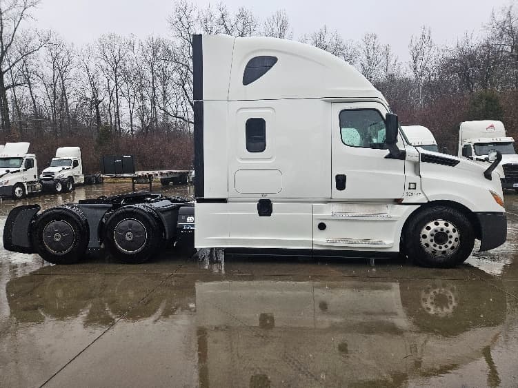 2020 Freightliner Cascadia — photo 8