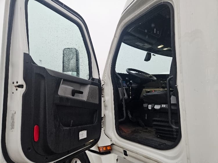 2020 Freightliner Cascadia — photo 9