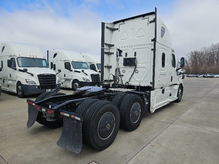 2020 Freightliner Cascadia — photo 7