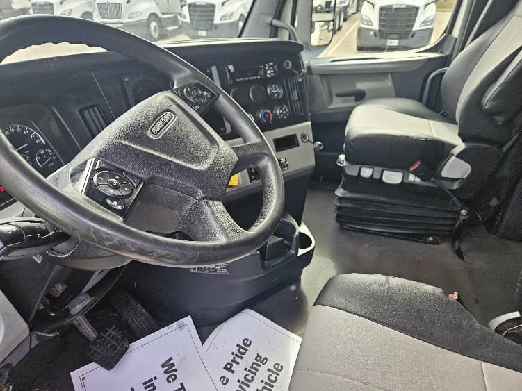 2020 Freightliner Cascadia — photo 10