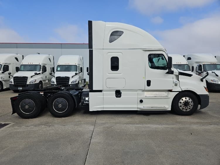 2020 Freightliner Cascadia — photo 8