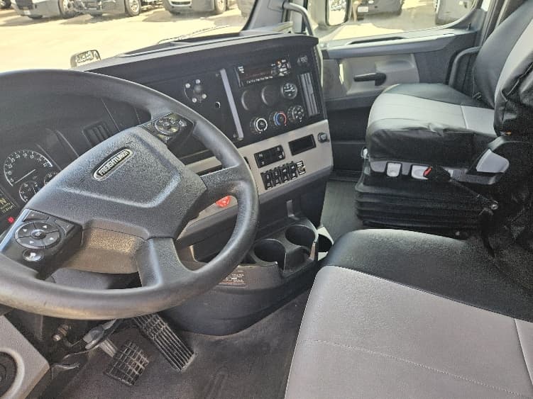 2020 Freightliner Cascadia — photo 10