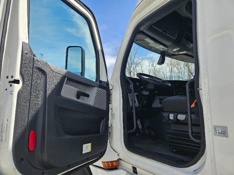 2020 Freightliner Cascadia — photo 9