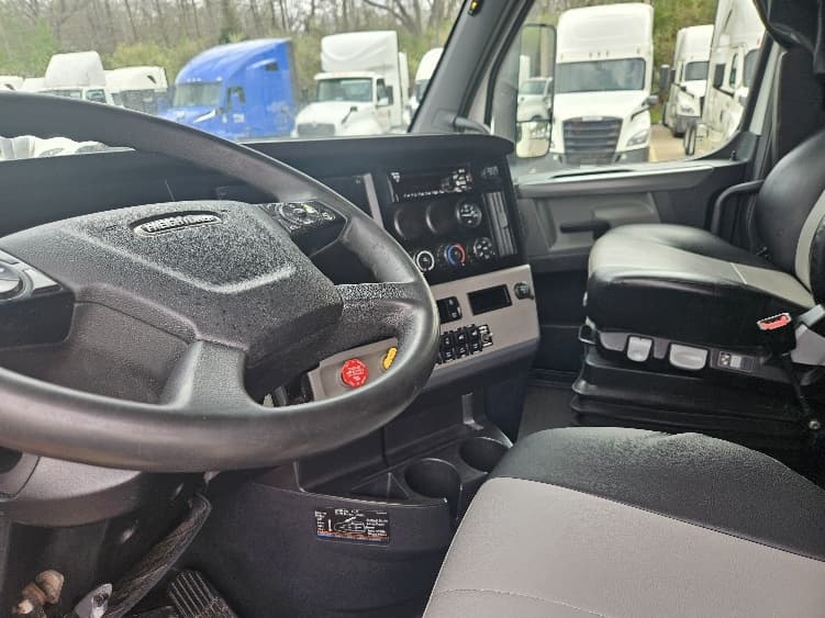 2020 Freightliner Cascadia — photo 10