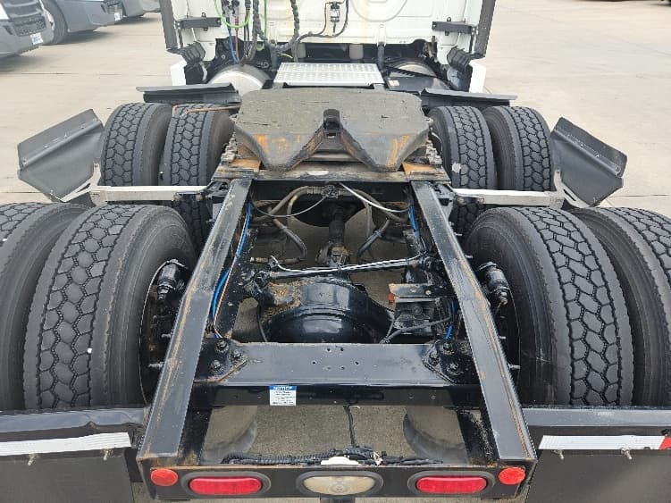 2020 Freightliner Cascadia — photo 6