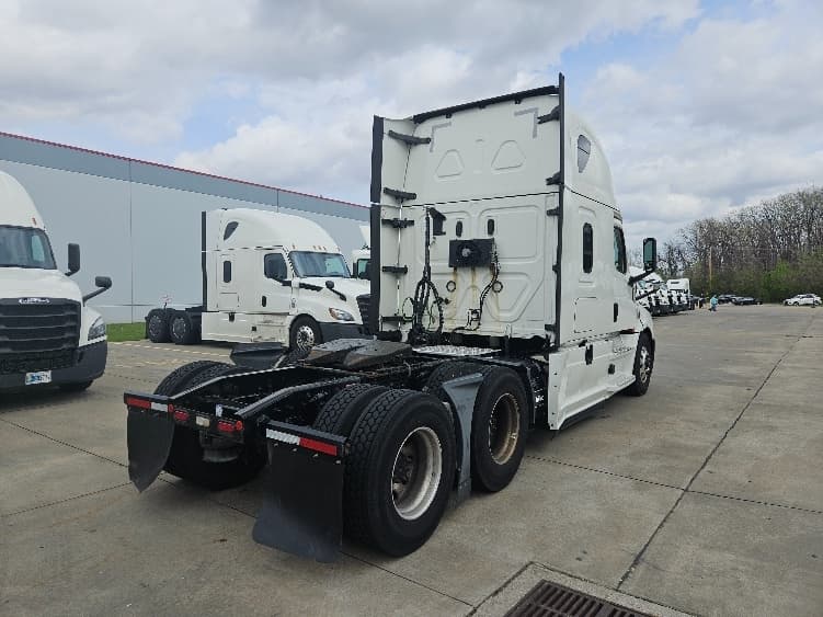 2020 Freightliner Cascadia — photo 7