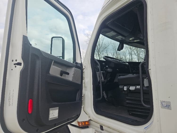 2020 Freightliner Cascadia — photo 9