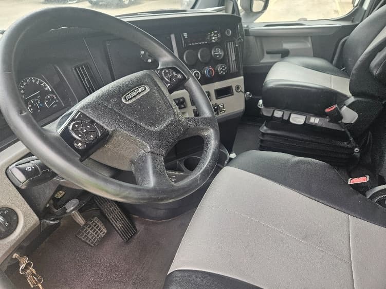 2020 Freightliner Cascadia — photo 10