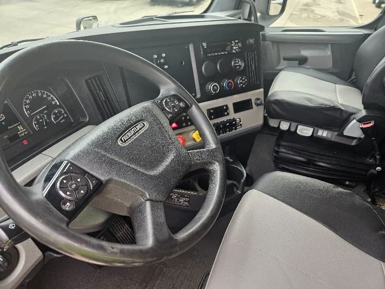 2020 Freightliner Cascadia — photo 10