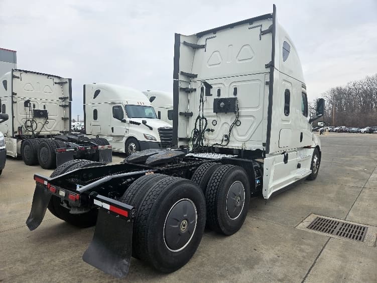 2020 Freightliner Cascadia — photo 7