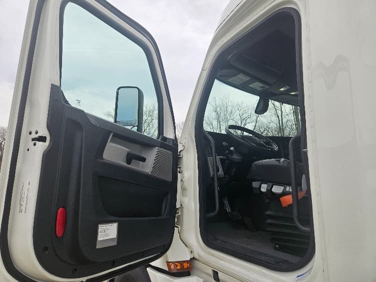 2020 Freightliner Cascadia — photo 9