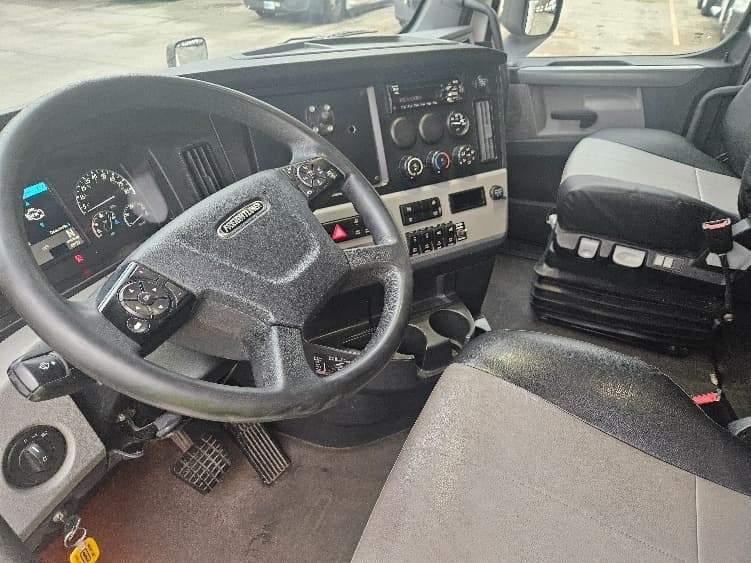 2020 Freightliner Cascadia — photo 10