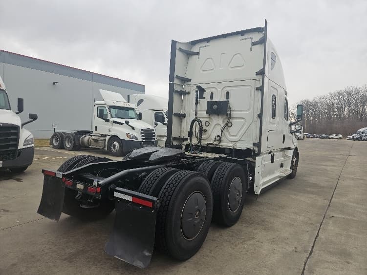 2020 Freightliner Cascadia — photo 7
