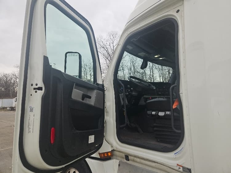 2020 Freightliner Cascadia — photo 9