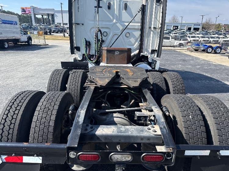 2020 Freightliner Cascadia — photo 6