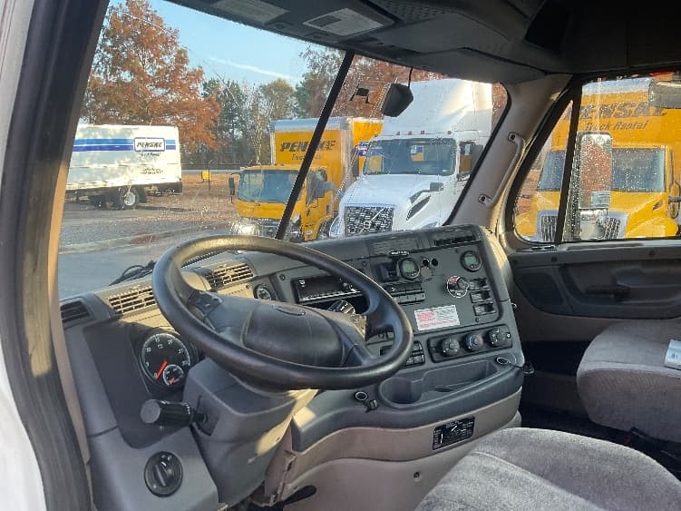 2020 Freightliner Cascadia — photo 10
