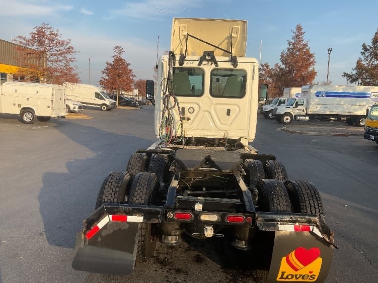 2020 Freightliner Cascadia — photo 6