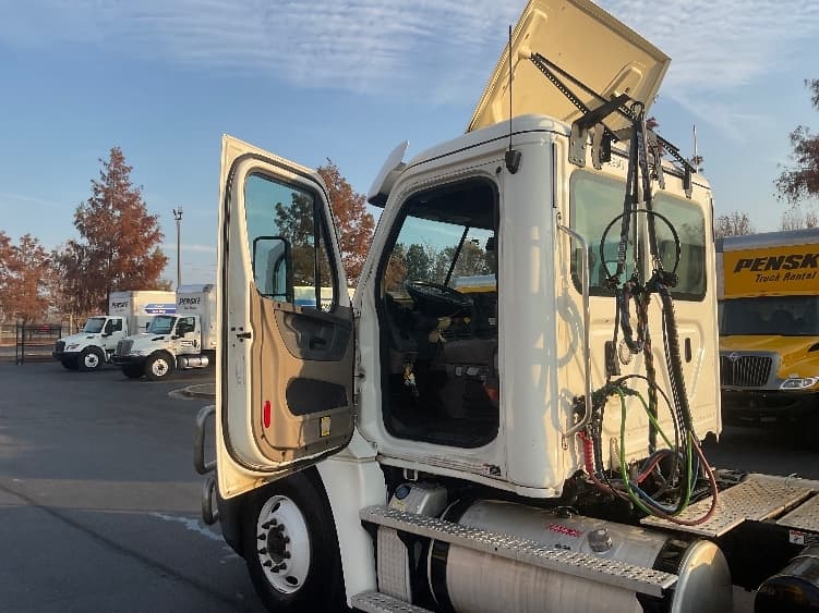 2020 Freightliner Cascadia — photo 9