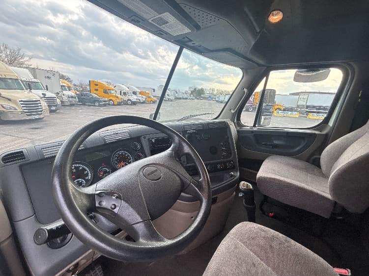 2020 Freightliner Cascadia — photo 10