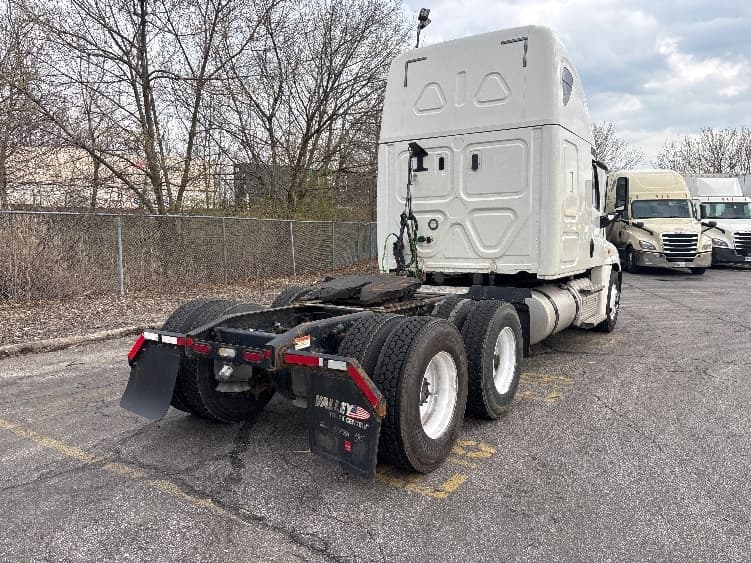 2020 Freightliner Cascadia — photo 7