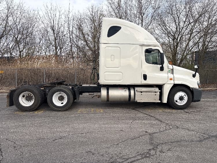 2020 Freightliner Cascadia — photo 8