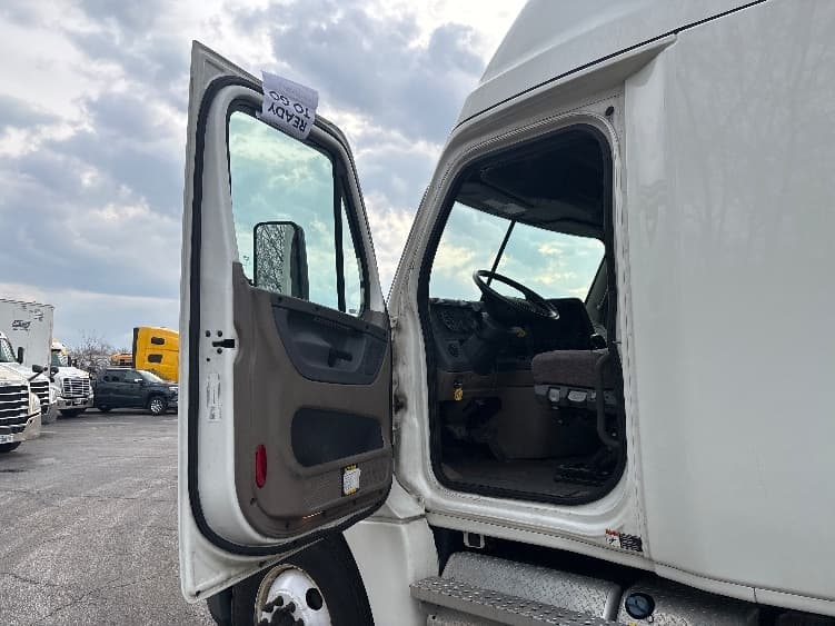 2020 Freightliner Cascadia — photo 9