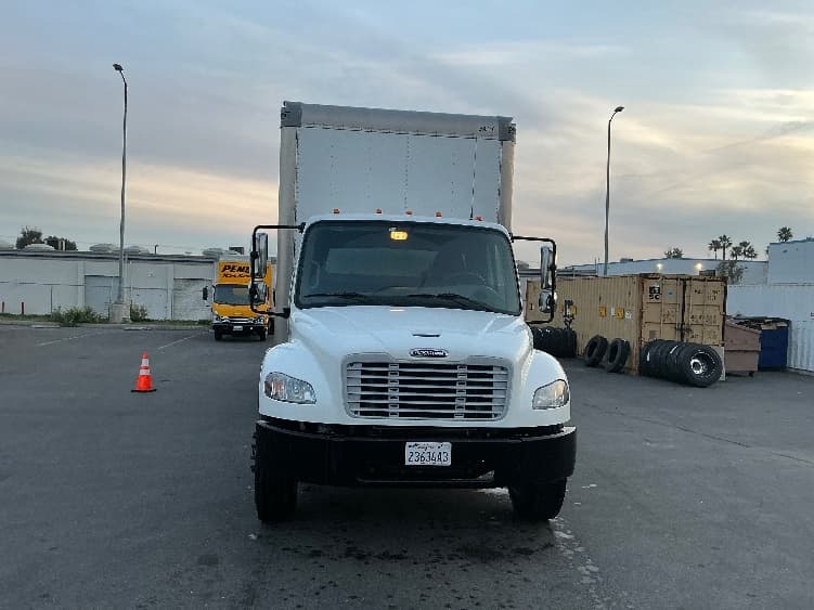 2021 Freightliner M2 106 — photo 2