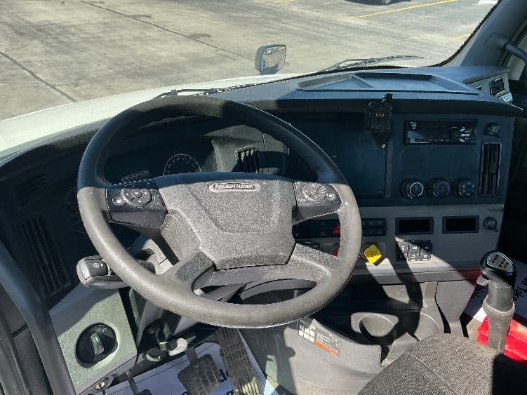 2020 Freightliner Cascadia — photo 10