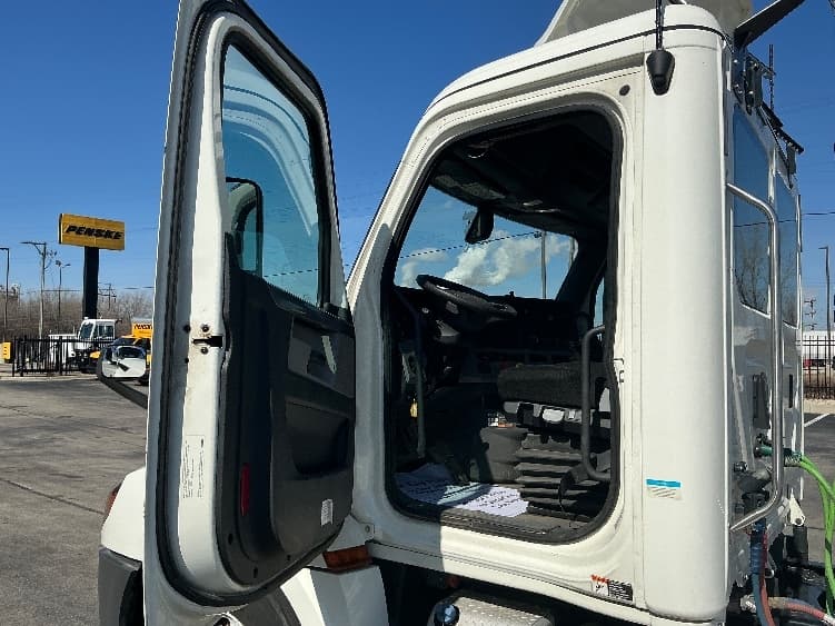 2020 Freightliner Cascadia — photo 9