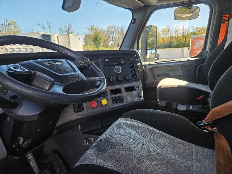 2020 Freightliner Cascadia — photo 10