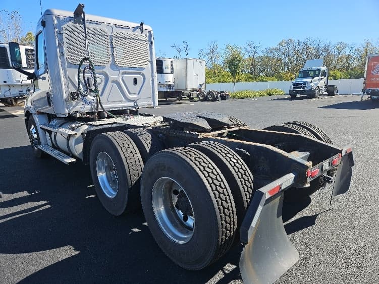 2020 Freightliner Cascadia — photo 5