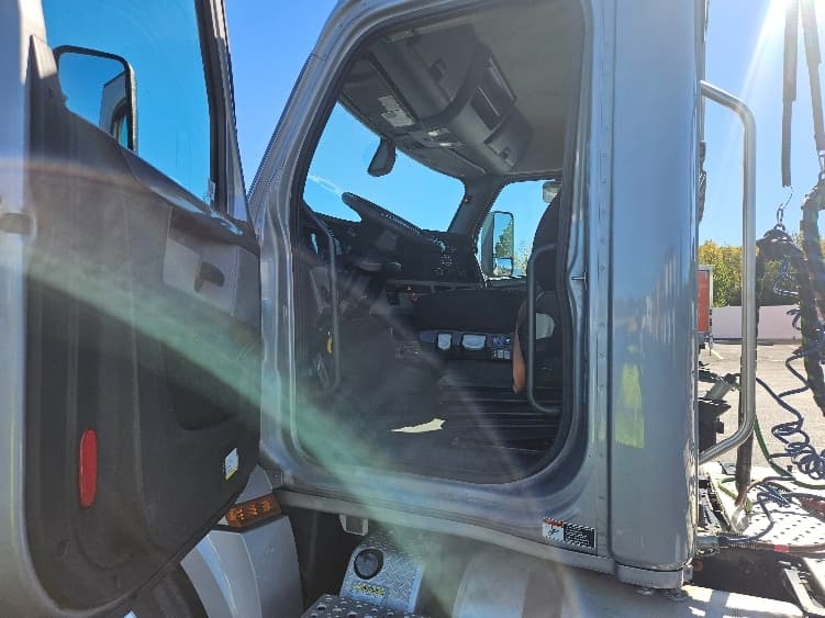 2020 Freightliner Cascadia — photo 9