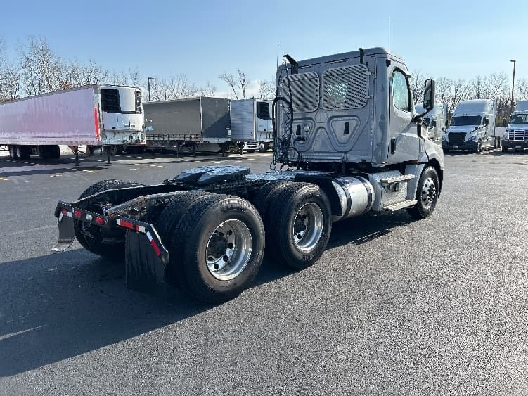 2020 Freightliner Cascadia — photo 6