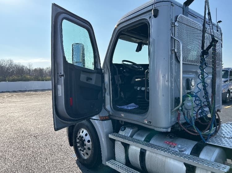 2020 Freightliner Cascadia — photo 8