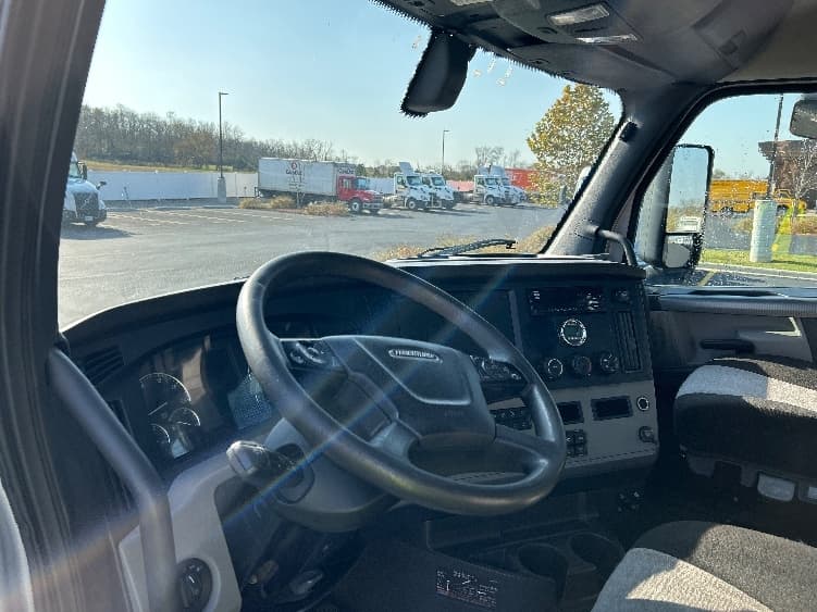 2020 Freightliner Cascadia — photo 9