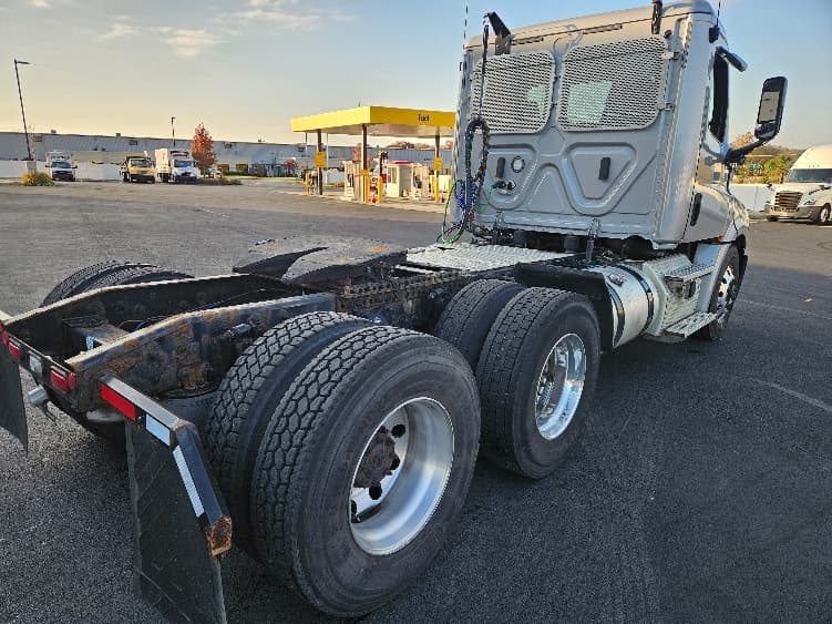 2020 Freightliner Cascadia — photo 7