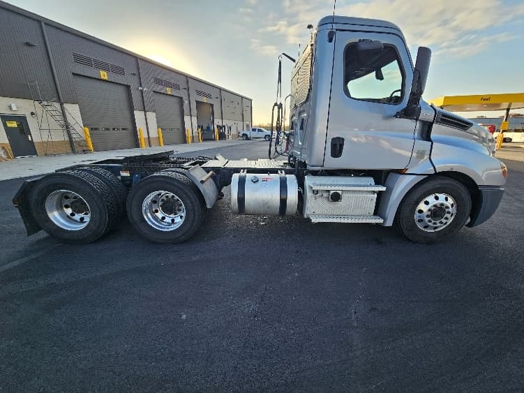 2020 Freightliner Cascadia — photo 8