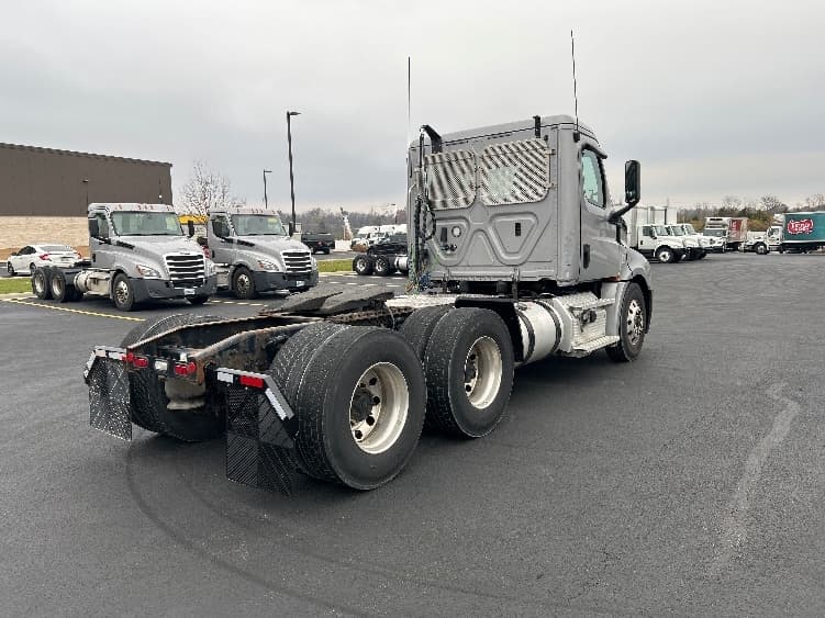 2020 Freightliner Cascadia — photo 7