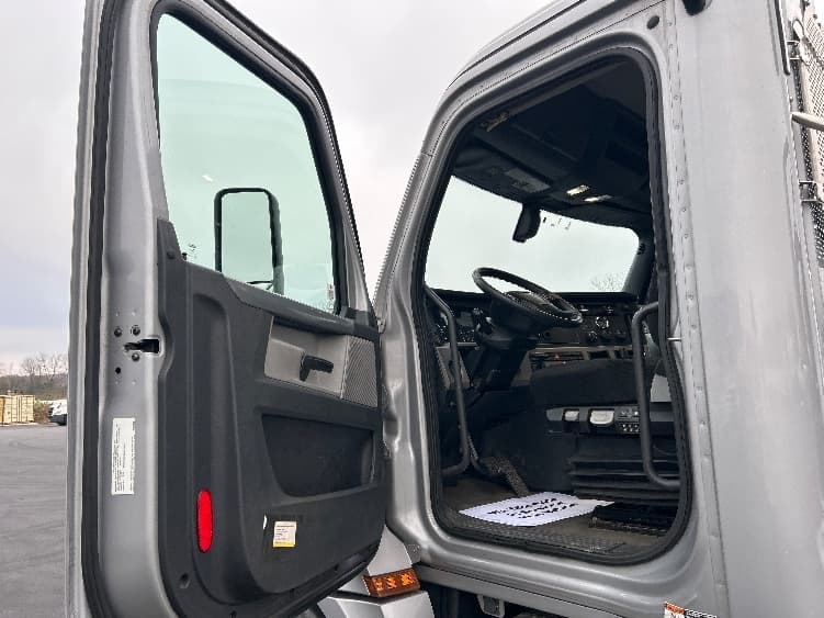 2020 Freightliner Cascadia — photo 9