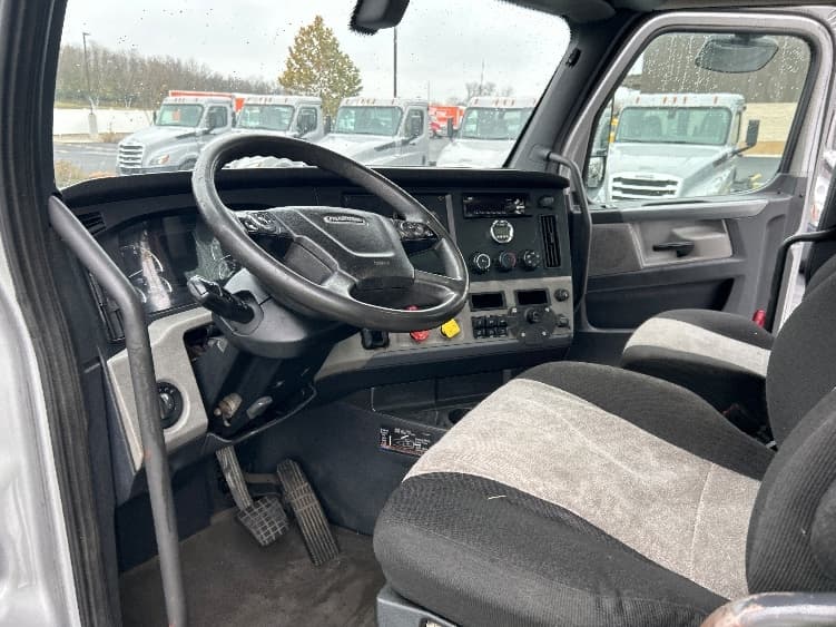 2020 Freightliner Cascadia — photo 10