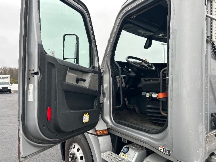 2020 Freightliner Cascadia — photo 9