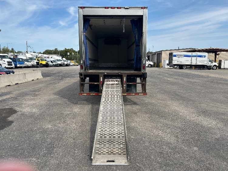 2020 Freightliner M2 106 — photo 9